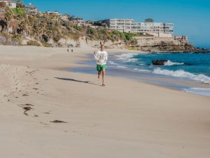 Middle-aged man running beside the coast, illustrating cardiovascular prevention and maintaining long-term health